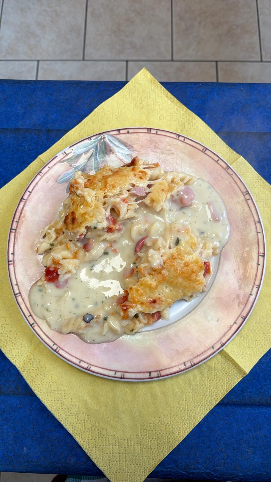 Nudelauflauf mit Käsesoße - Rosenküche Gardelegen