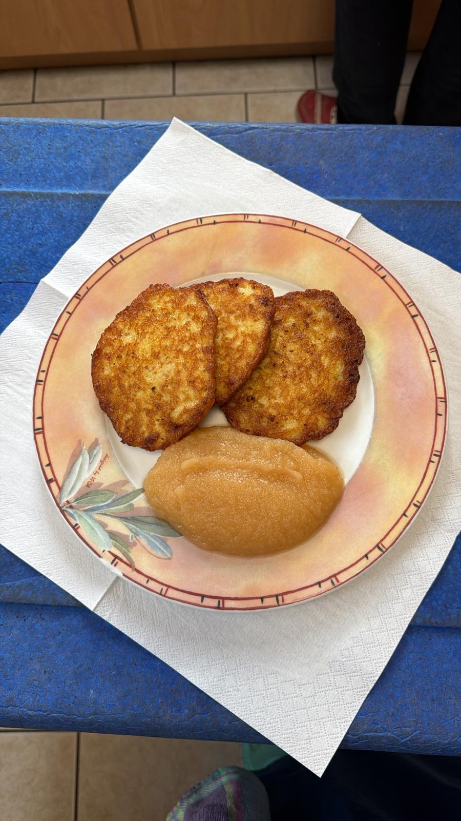 Kartoffelpuffer mit Apfelmus - Rosenküche Gardelegen