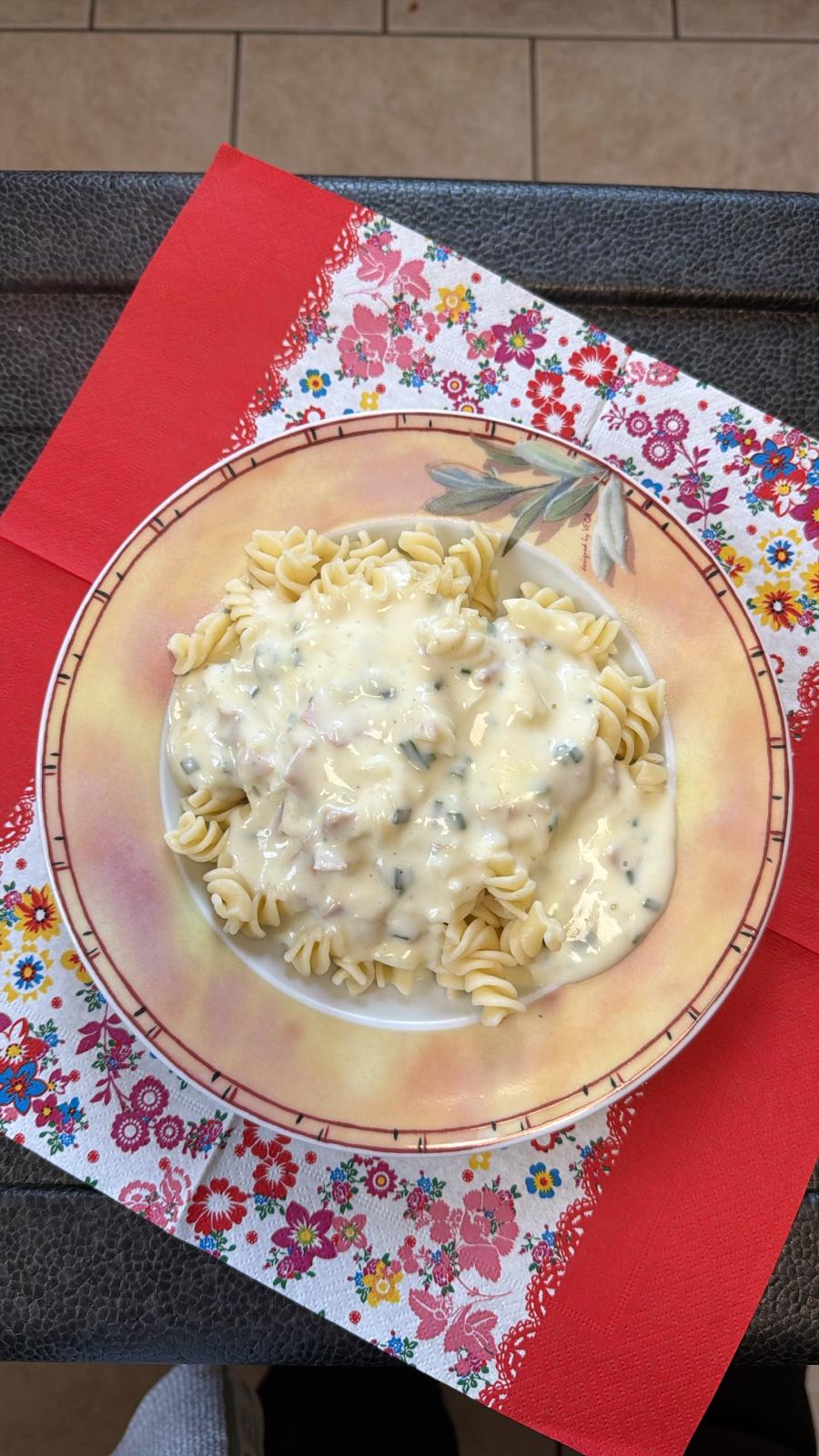 Nudeln mit Sahnesoße und Schinkenstreifen - Rosenküche Gardelegen