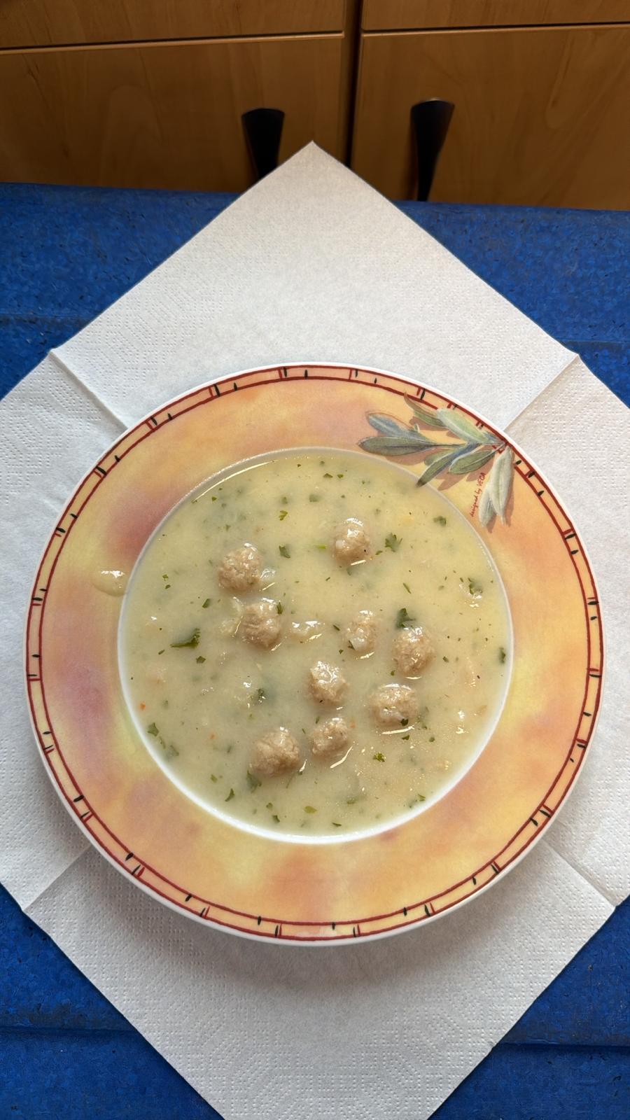 Schwarzwurzelcremesuppe mit Hackbällchen - Rosenküche Gardelegen